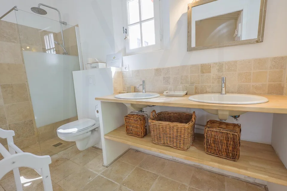 Elegant property with Provençal charm in the heart of the Lubéron, exceptional setting! – photo 12 of 13