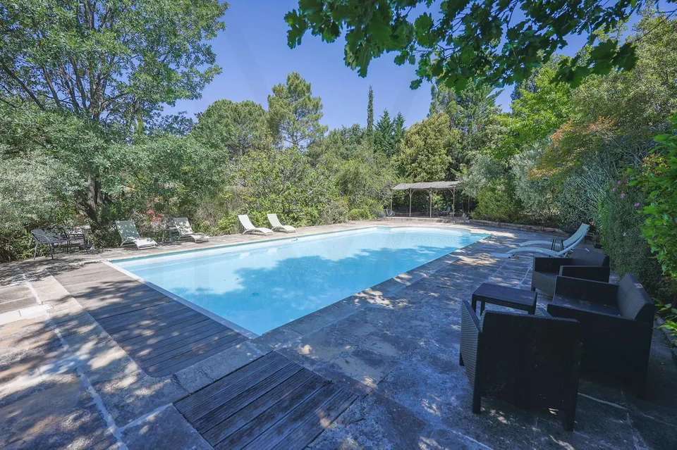 Elégante propriété au charme provençal au coeur du Lubéron, cadre exceptionnel !