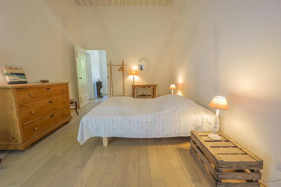 Elegant property with Provençal charm in the heart of the Lubéron, exceptional setting! – photo 9 of 13