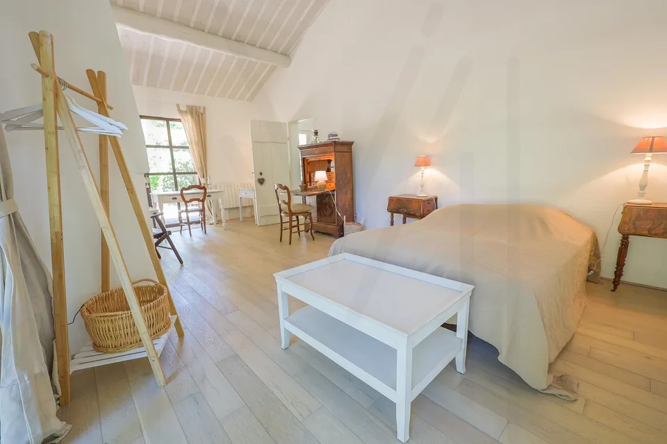 Elegant property with Provençal charm in the heart of the Lubéron, exceptional setting! – photo 11 of 13