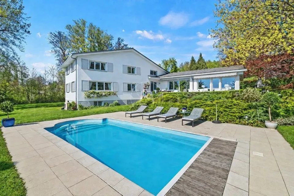 Superbe propriété familiale avec piscine et vue à Epalinges