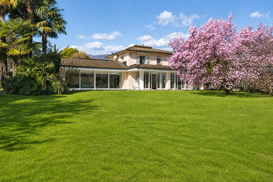 Villa Magnolia: Splendida villa fronte lago a Magliaso