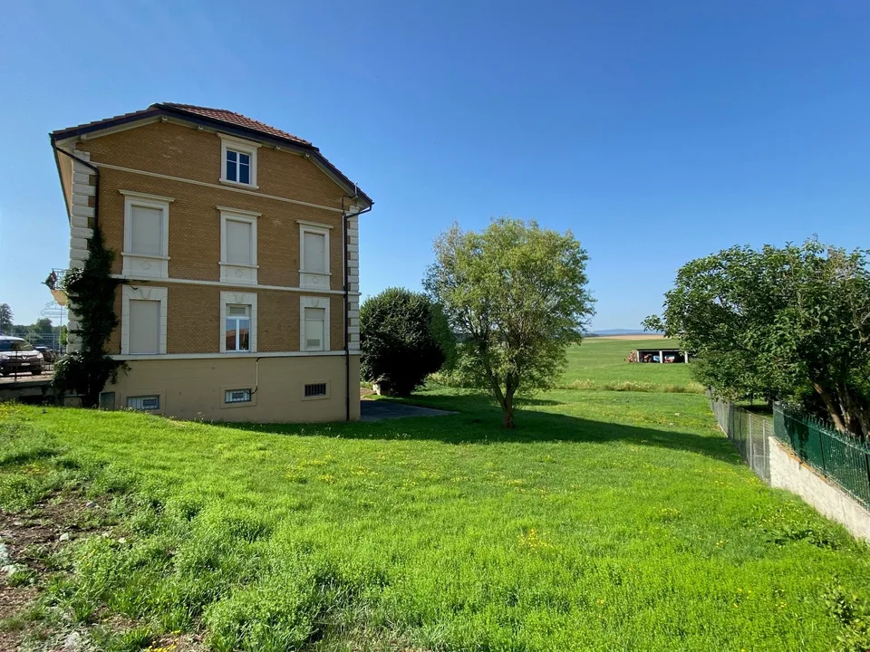 Mietshaus mit Wohn- und Gewerbebereich