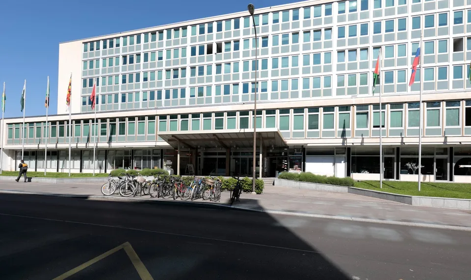 In der Nähe des Platzes der Nationen und der UNO, gegenüber dem CICG