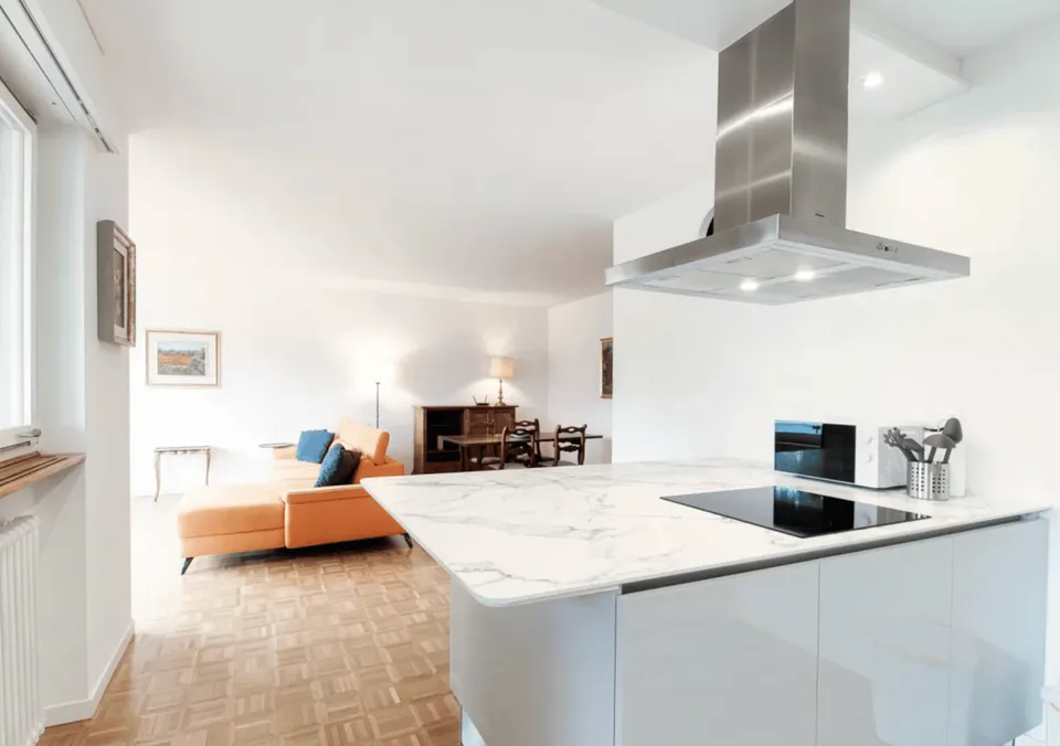 Bilocale arredato con balcone panoramico – Agra, Collina d’Oro