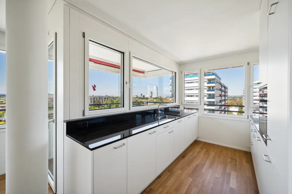 Bright 2.5-room apartment on the 8th floor with a magnificent view