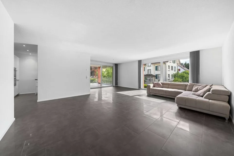 Moderne und grosszügige 4.5 Zi. Wohnung an zentraler Lage
