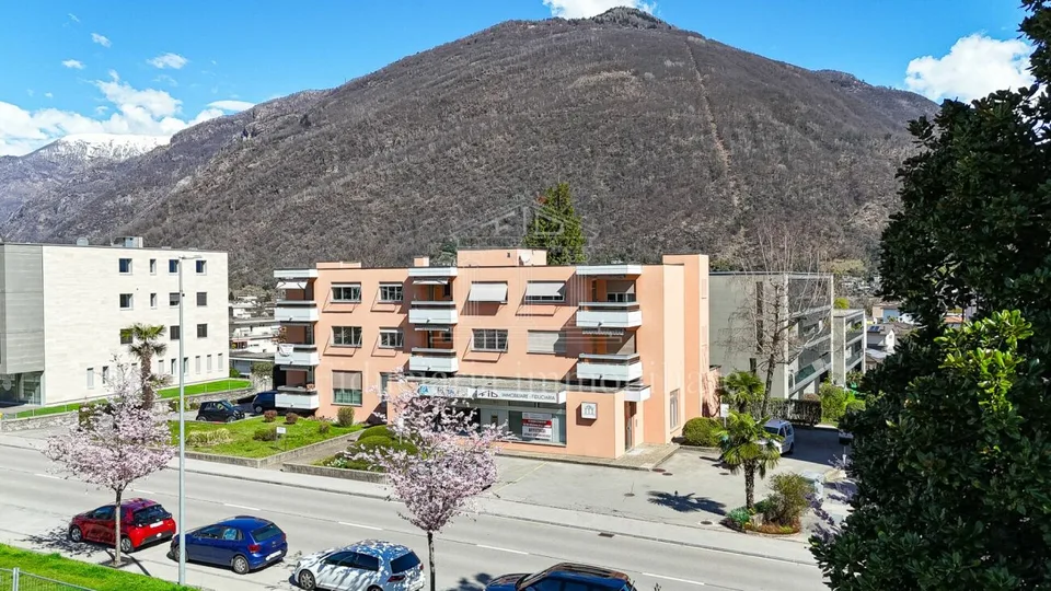 LOSONE - Spazio commerciale luminoso e versatile in posizione centrale