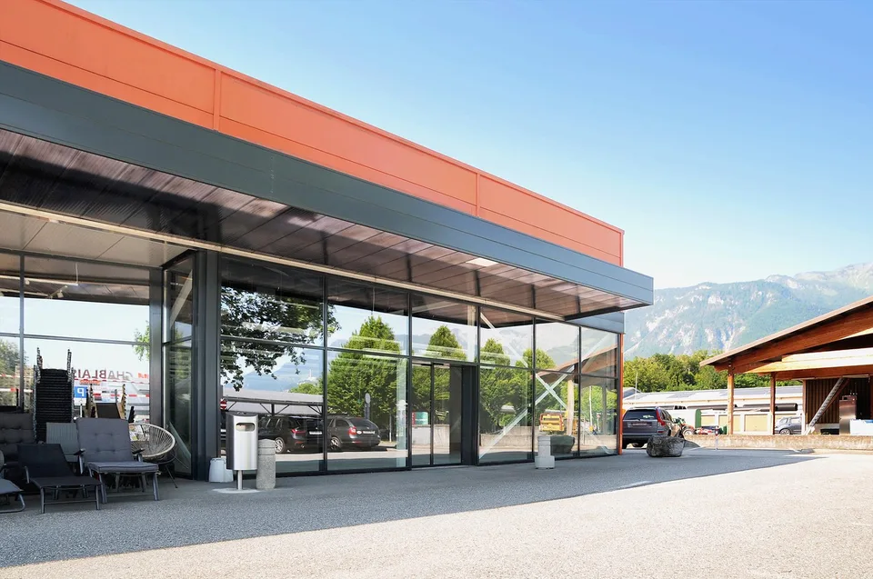 Belle surface au coeur de la zone commerciale d'Aigle