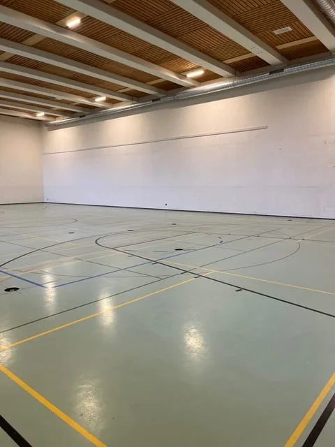 Vaste halle avec 6,70 m de hauteur de pièce