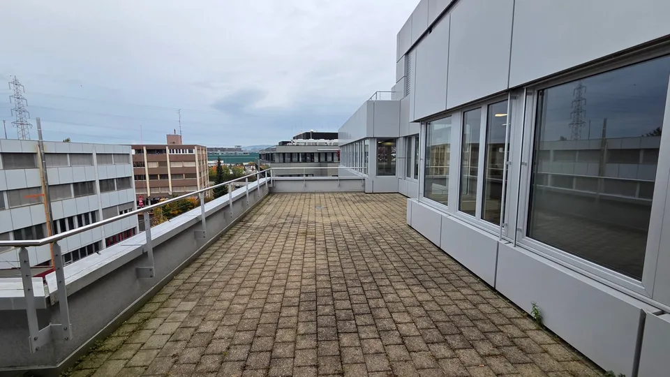 Moderne & helle Büroräumlichkeiten mit schöner Terrasse in Steinhausen