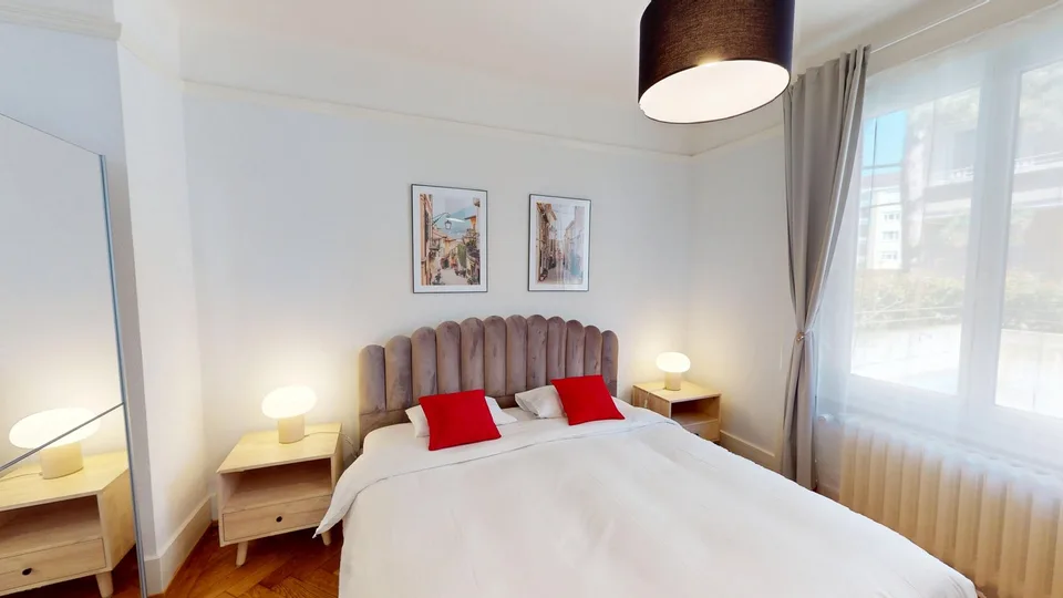 Spacious & Modern 1-Bed Apartment, 2 Bathrooms & Parking