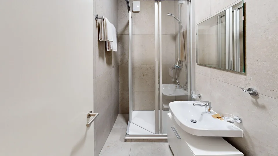 Spacious & Modern 1-Bed Apartment, 2 Bathrooms & Parking