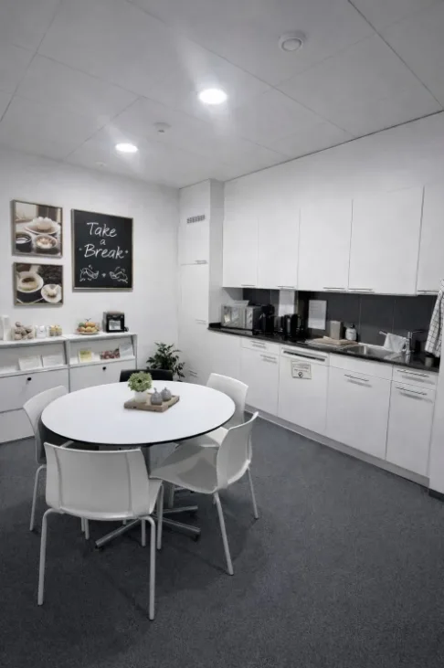 Modern and bright office (including cleaning, electricity & ancillary costs) for rent in top location – photo 6 of 7