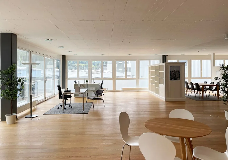 Espace de bureau/commercial lumineux avec salle de réunion, cuisine et salle de bains (WC et baignoire)