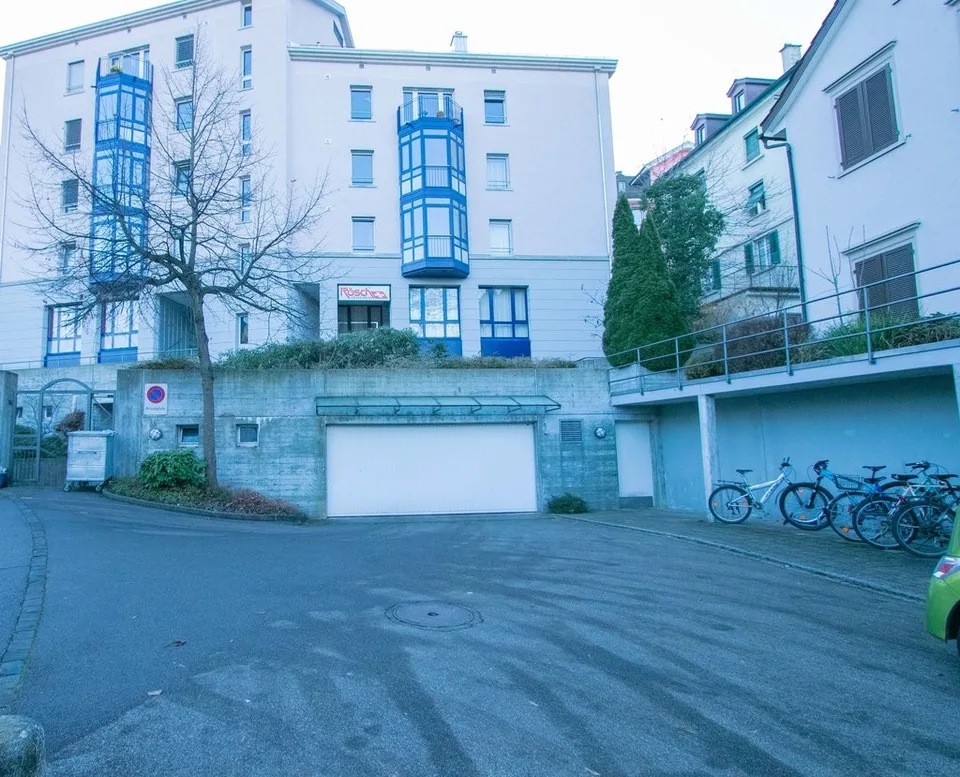 Place de stationnement pour trottinette dans un garage souterrain dans le quartier de Linsebühl
