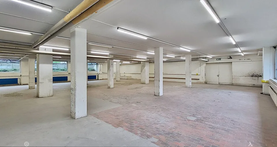 717 m² di spazio commerciale con consegna!