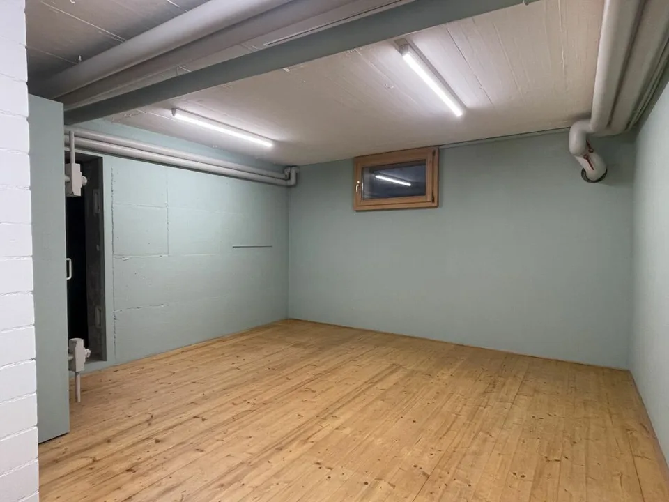 2 vielseitig nutzbare Abstellräume ca. 35 m2 - einer mit Holzboden