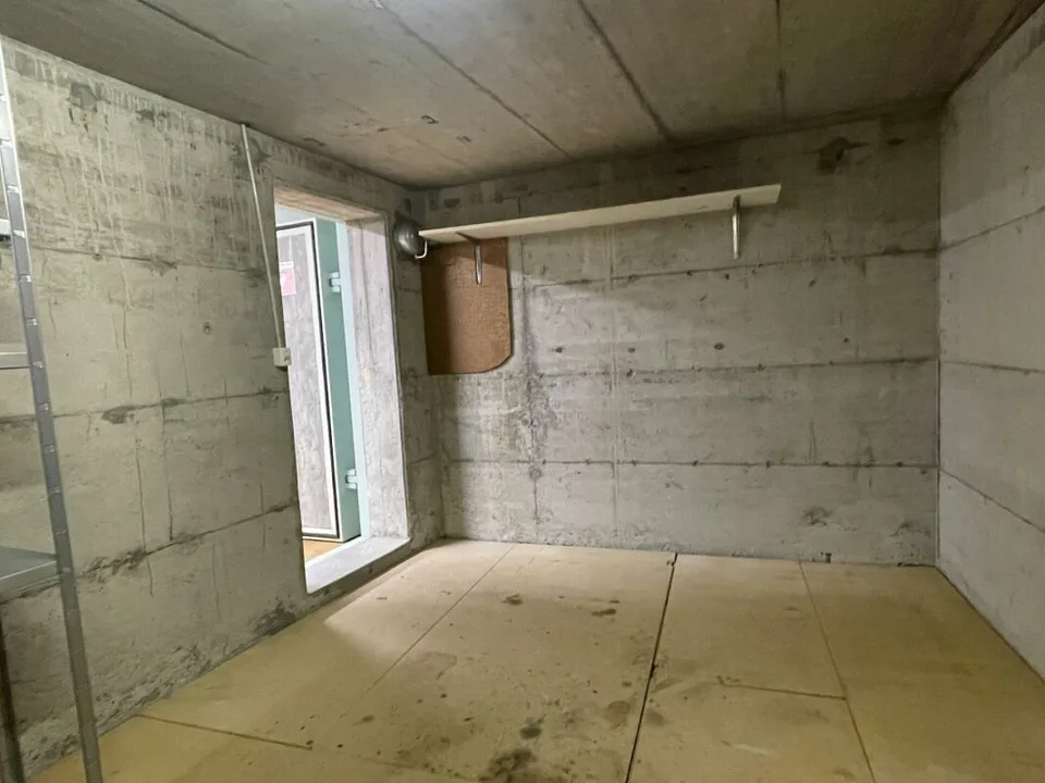 2 vielseitig nutzbare Abstellräume ca. 35 m2 - einer mit Holzboden