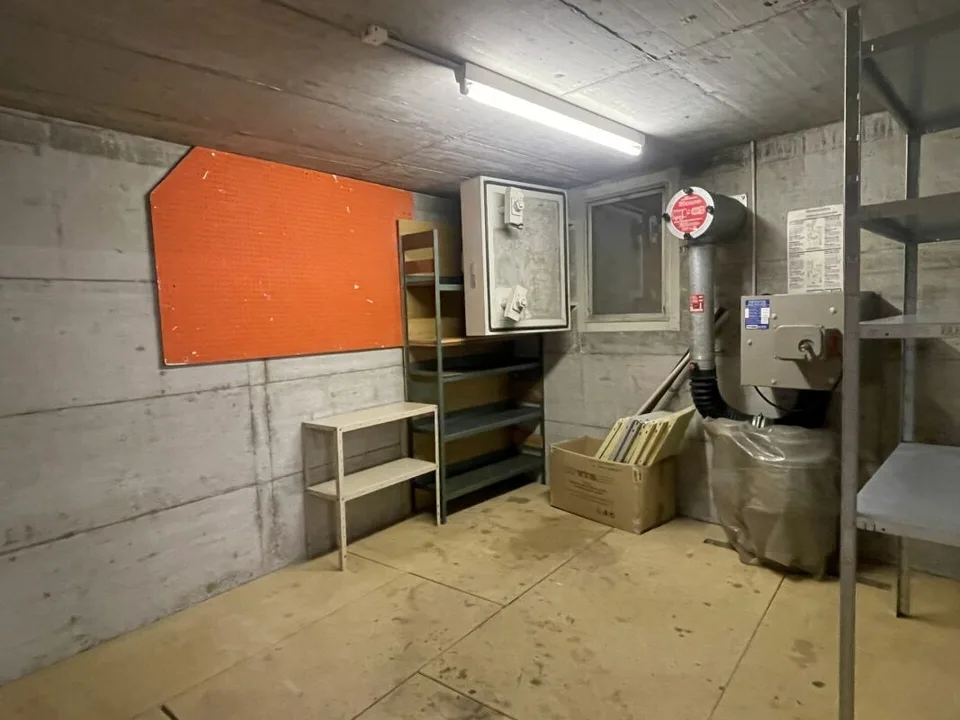 2 vielseitig nutzbare Abstellräume ca. 35 m2 - einer mit Holzboden