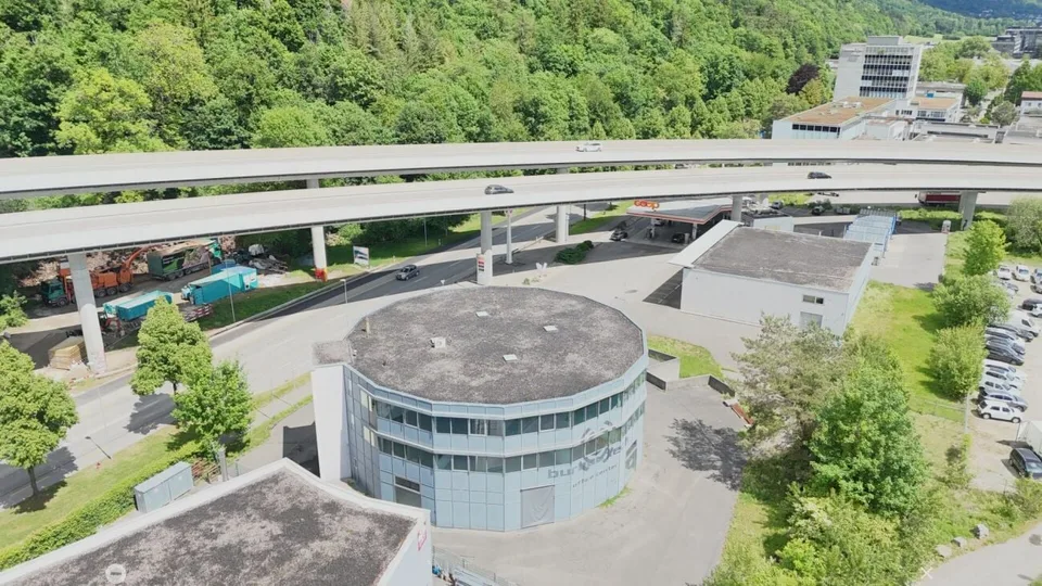 Spazi commerciali e uffici unici in affitto in una posizione di prestigio a Biel-Bözingenfeld