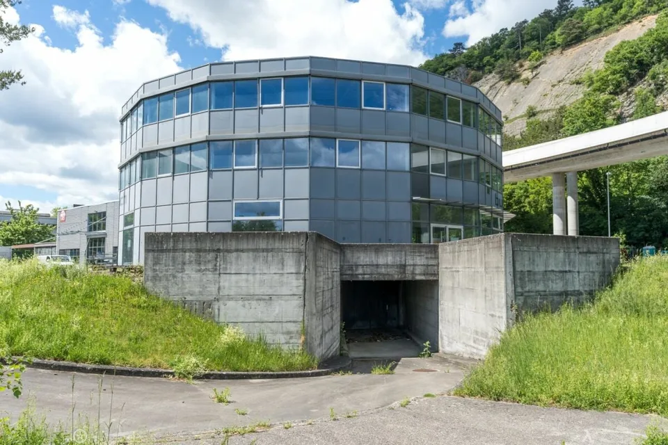 Spazi commerciali e uffici unici in affitto in una posizione di prestigio a Biel-Bözingenfeld