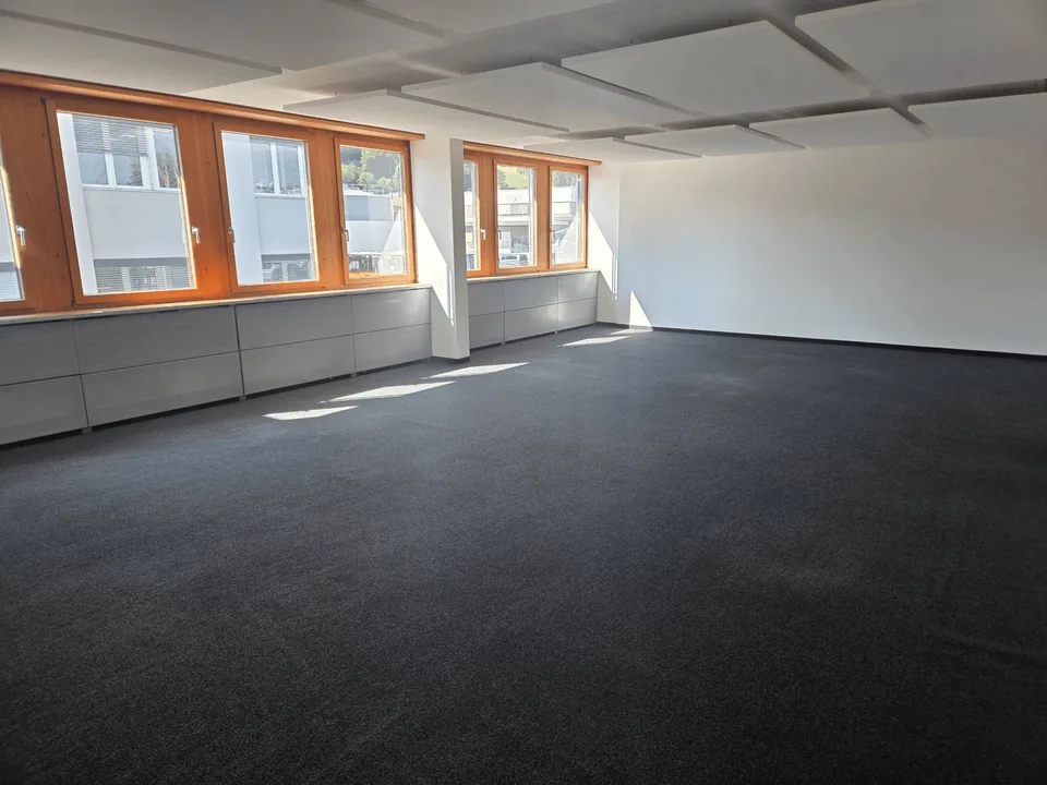Moderne Büroräume im Gewerbegebäude Freienbach