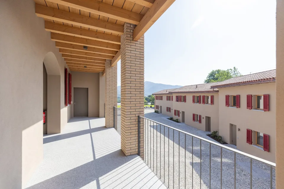 Ehemalige, komplett renovierte Farm mit Terrasse in Erstbezug