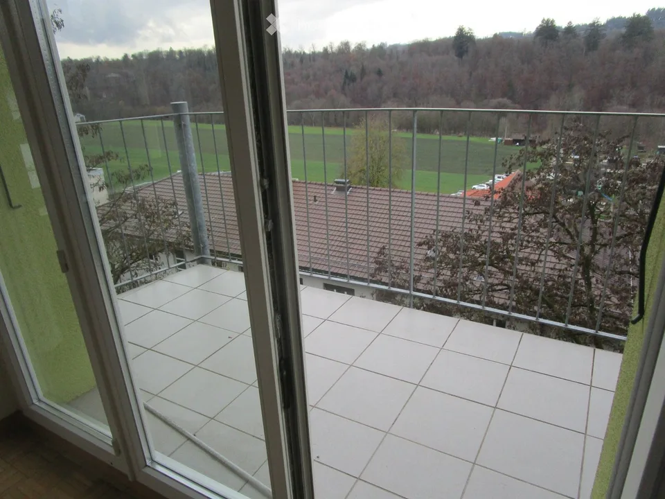 Sunny 3-room apartment for rent with janitor's office