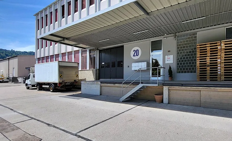 "Sehr helle Gewerbefläche im 1.OG direkt bei Warenlift!"