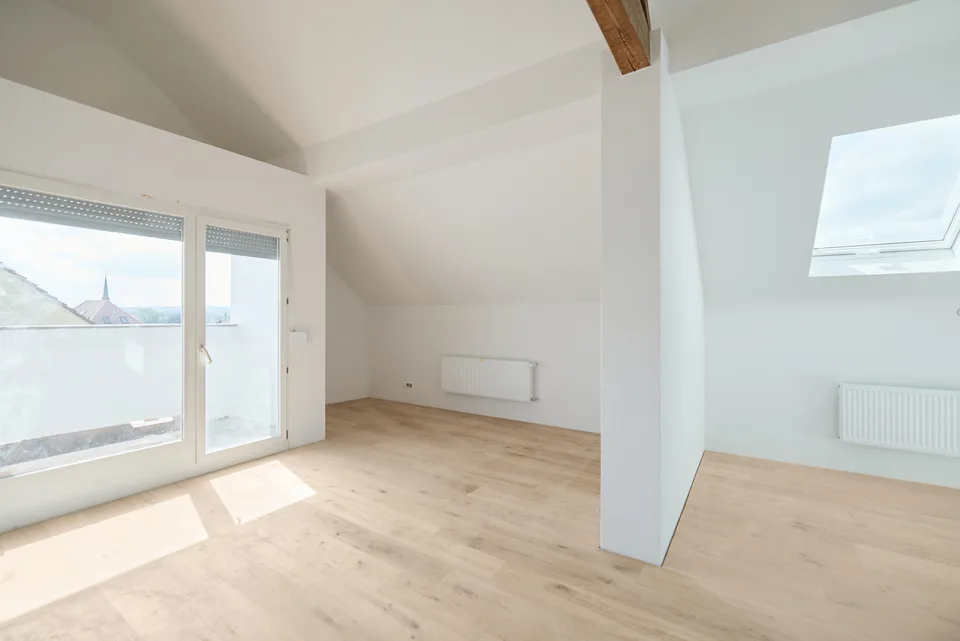 HELLE UND ZEITGEMÄSSE 2.5-ZIMMER-DACHWOHNUNG
