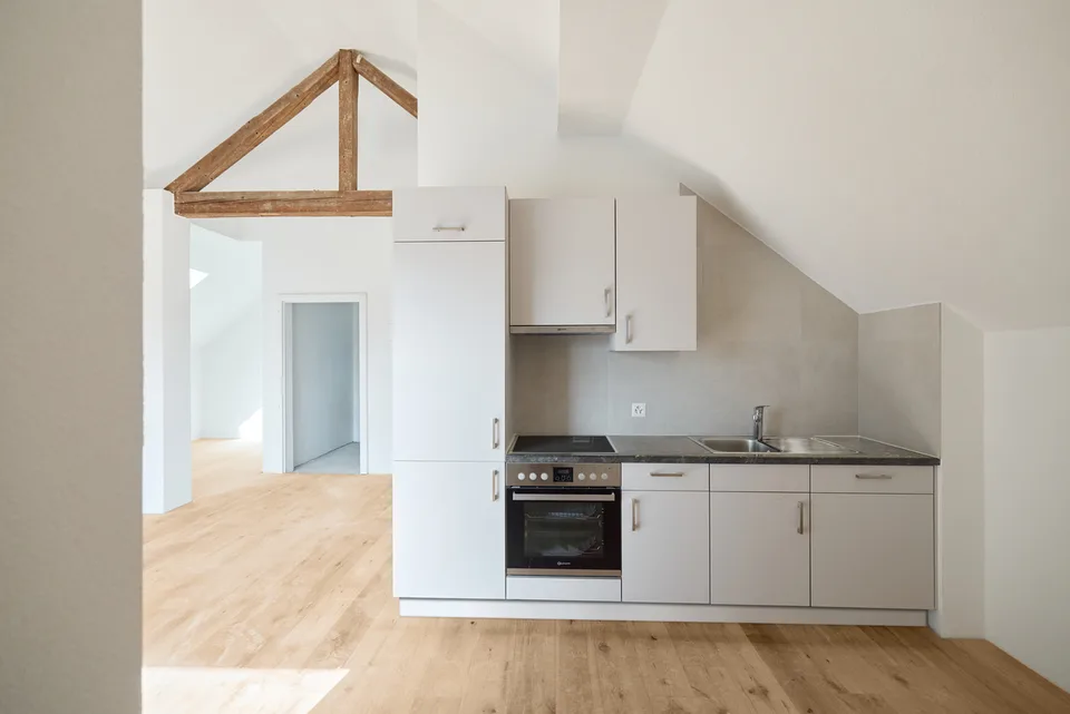 HELLE UND ZEITGEMÄSSE 2.5-ZIMMER-DACHWOHNUNG