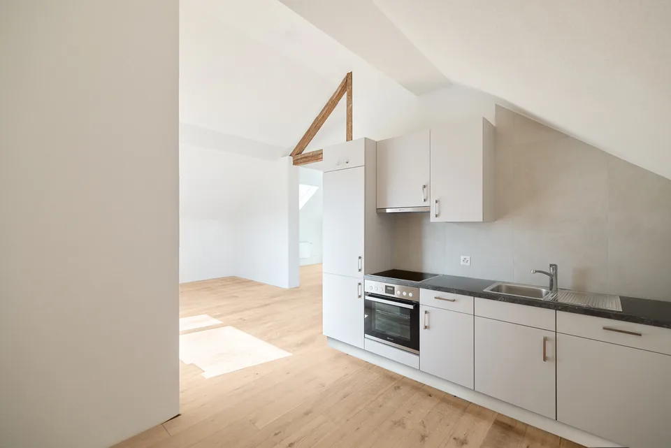 HELLE UND ZEITGEMÄSSE 2.5-ZIMMER-DACHWOHNUNG