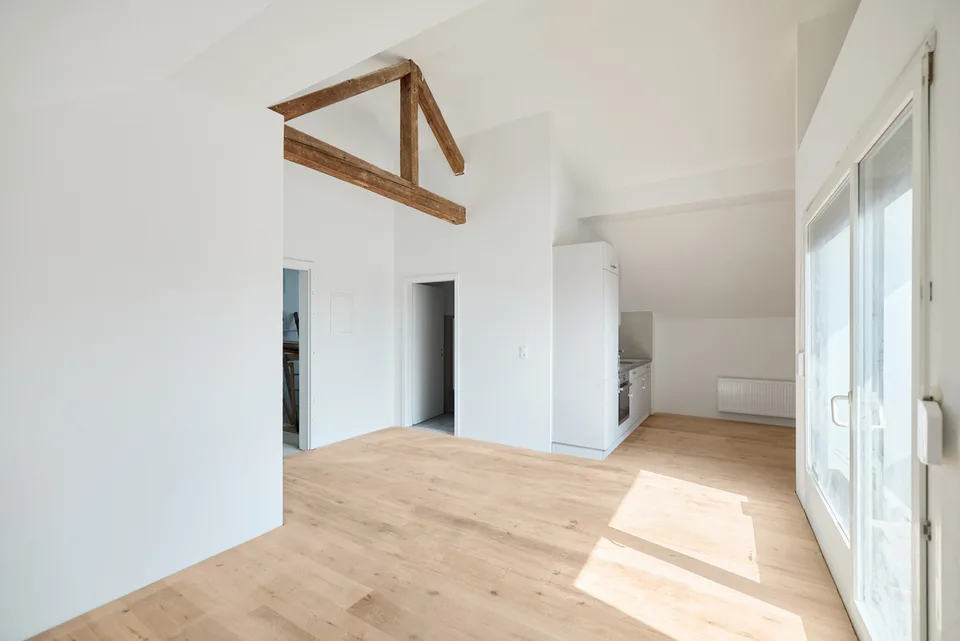 HELLE UND ZEITGEMÄSSE 2.5-ZIMMER-DACHWOHNUNG