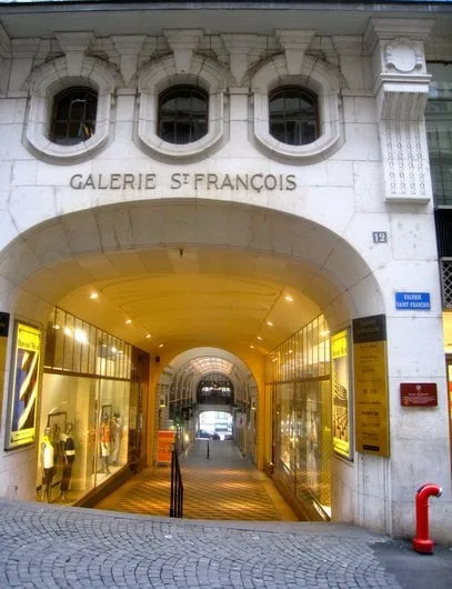 Vitrine à louer à la Galerie Saint-François