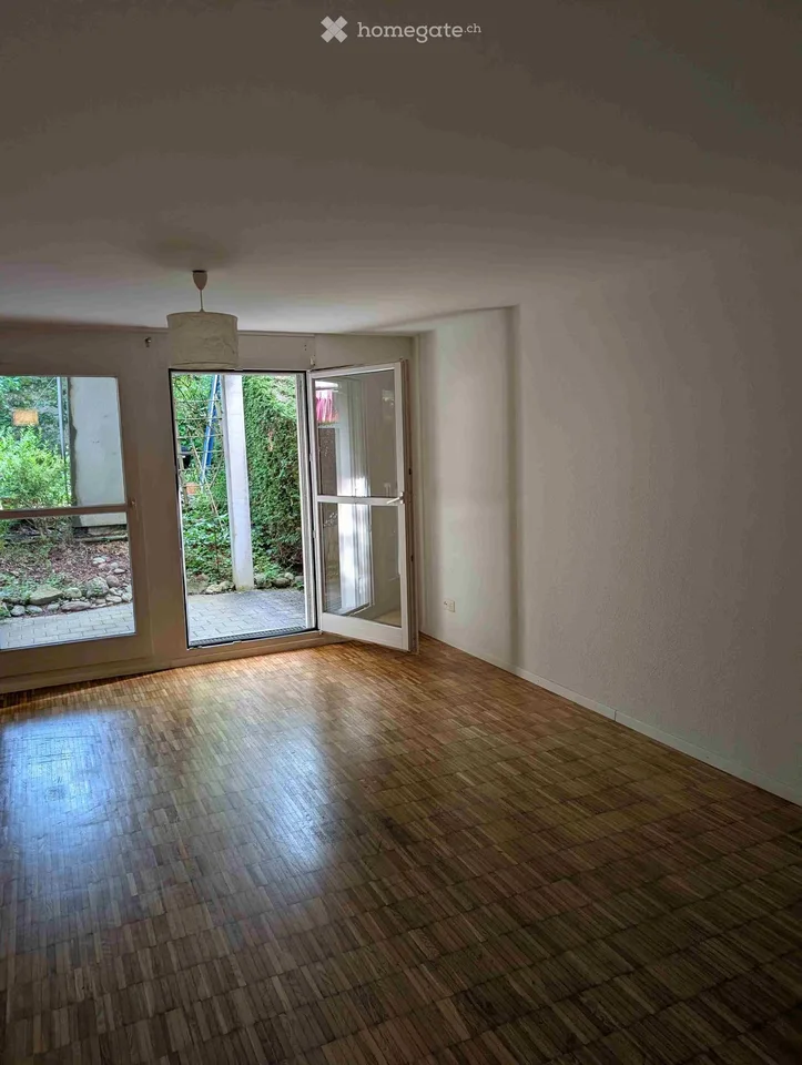 Oggetto di investimento affittato con posto a sedere in giardino, grande cantina e posto auto sotterraneo a Bonstetten