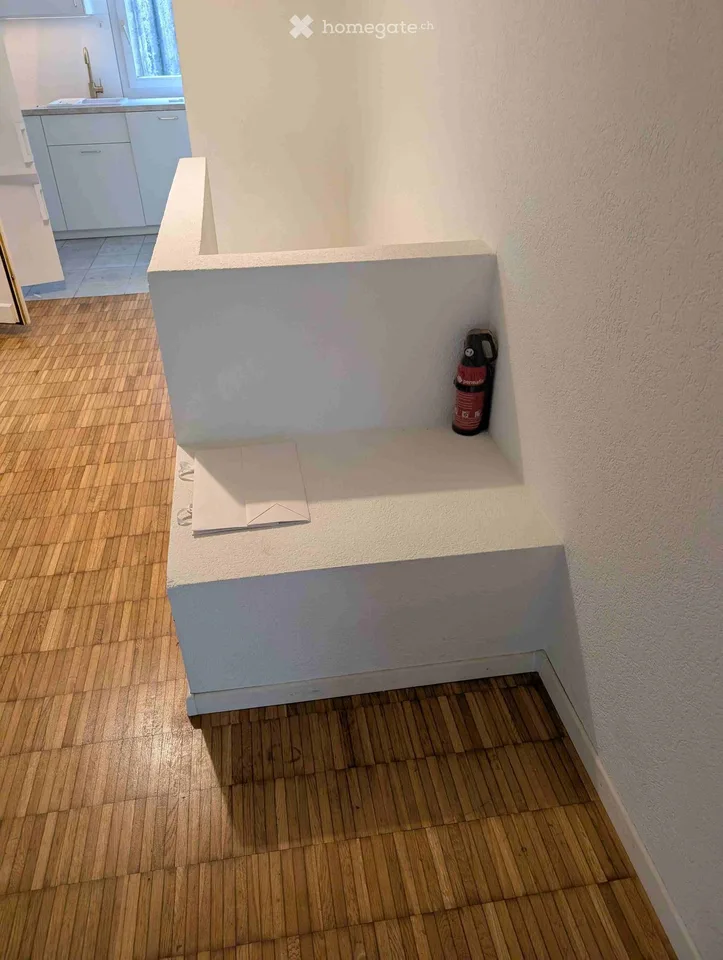 Oggetto di investimento affittato con posto a sedere in giardino, grande cantina e posto auto sotterraneo a Bonstetten