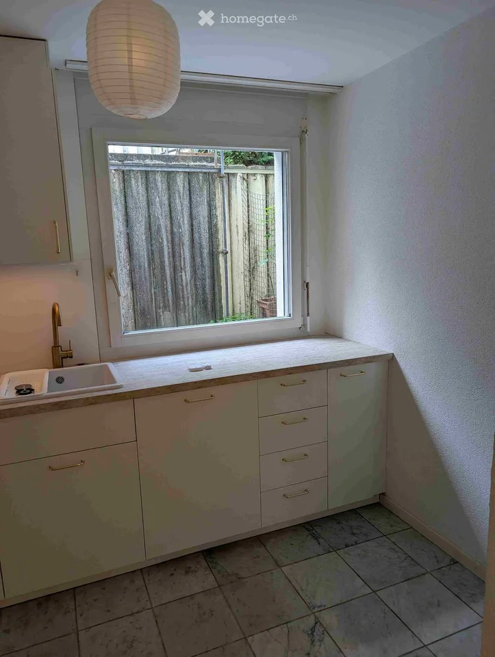 Oggetto di investimento affittato con posto a sedere in giardino, grande cantina e posto auto sotterraneo a Bonstetten