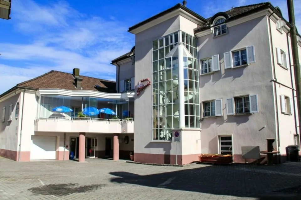 Pub rustico in posizione ottimale a Mels / Aiuto per il lancio: affitto di fatturato senza rischi