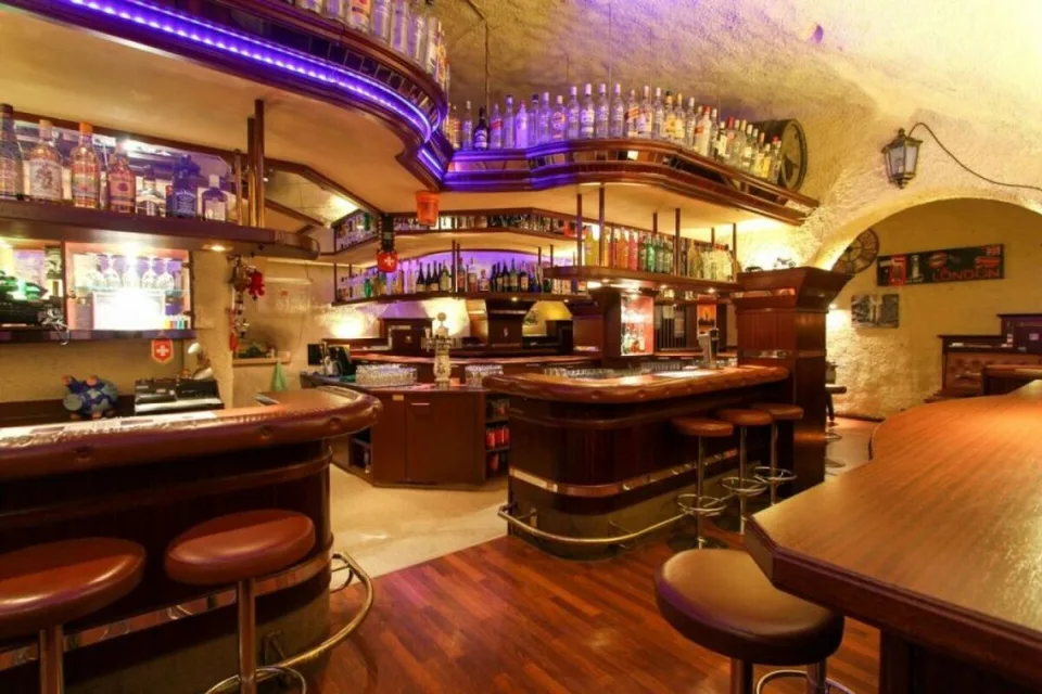 Pub rustico in posizione ottimale a Mels / Aiuto per il lancio: affitto di fatturato senza rischi