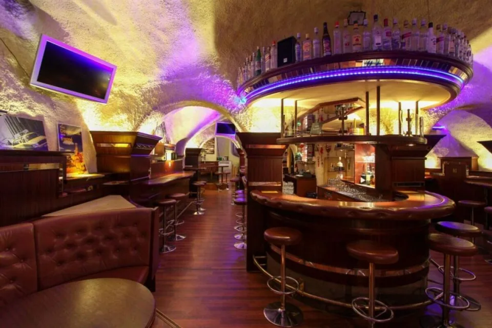 Pub rustico in posizione ottimale a Mels / Aiuto per il lancio: affitto di fatturato senza rischi