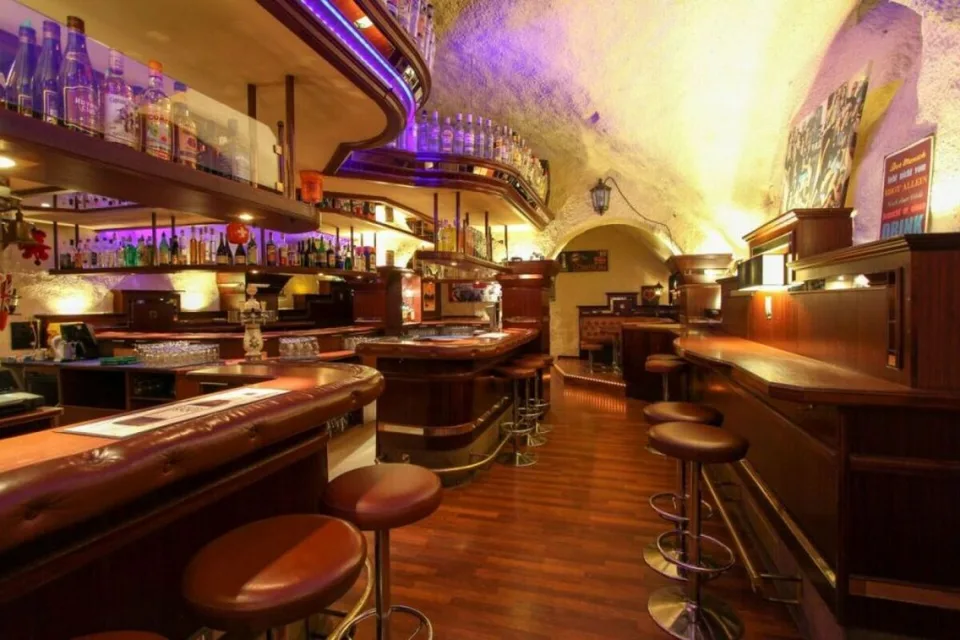 Rustikales Pub an bester Lage in Mels / Starthilfe: risikofreie Umsatzmiete