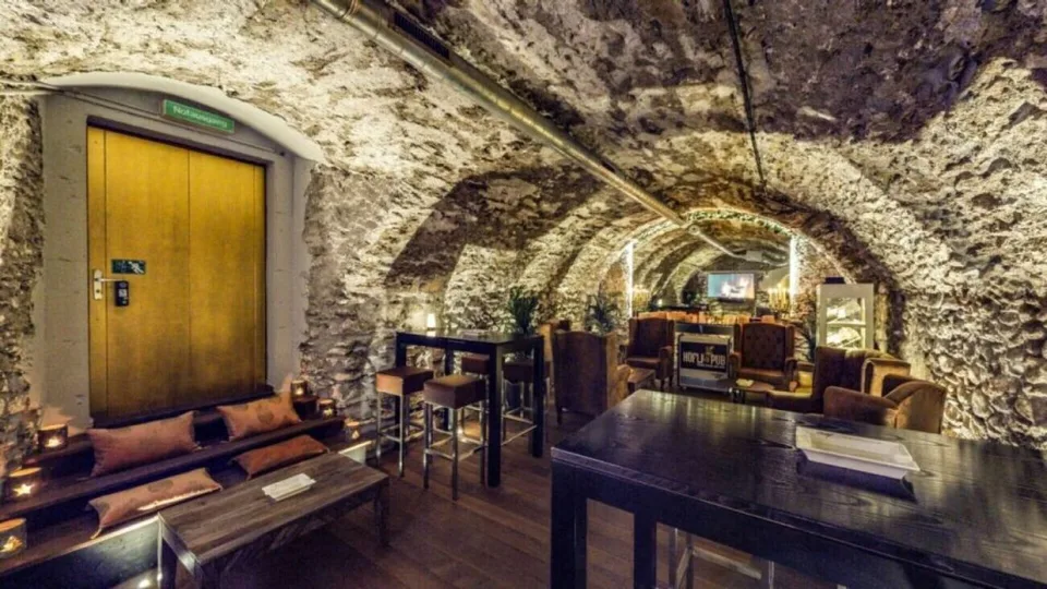 Pub rustico in posizione ottimale a Mels / Aiuto per il lancio: affitto di fatturato senza rischi