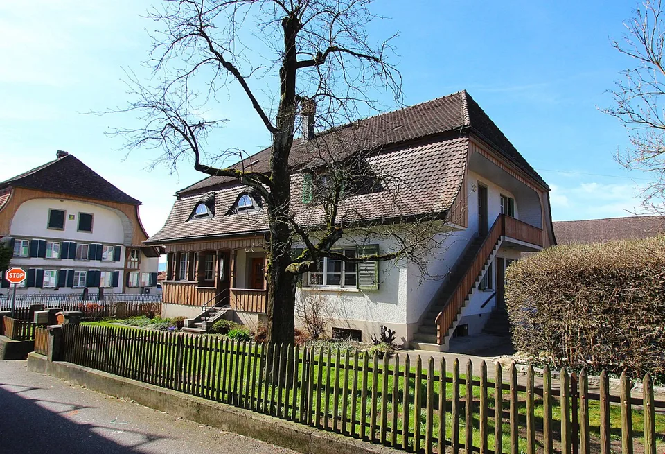 GRANDE MAISON UNIFAMILIALE OU BIFAMILIALE EN CENTRE-VILLE