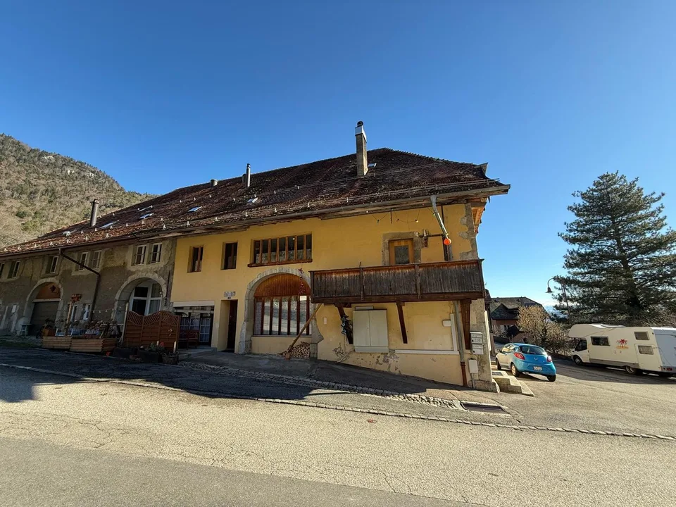 Raro in vendita: fattoria da ristrutturare con potenziale per diversi appartamenti a Baulmes