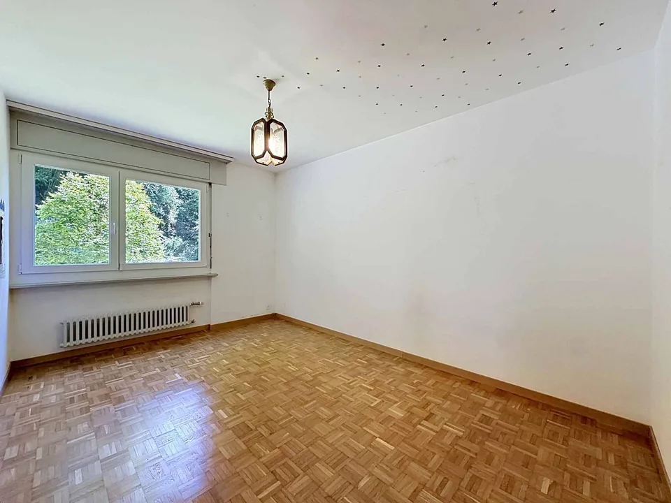 Bello appartamento traversante di 4,5 locali con terrazza e giardino