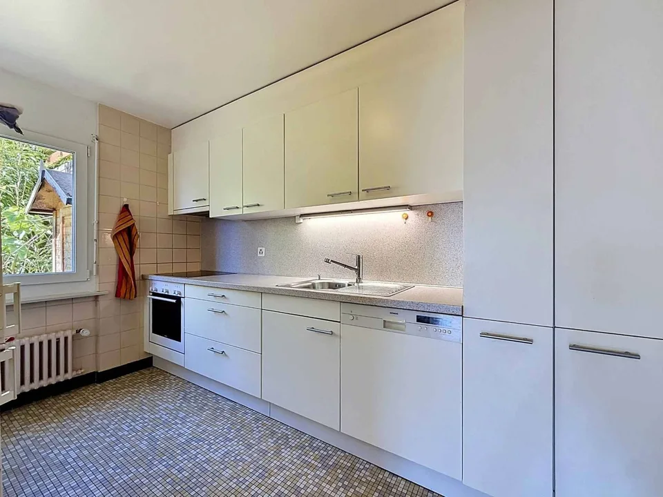 Bello appartamento traversante di 4,5 locali con terrazza e giardino