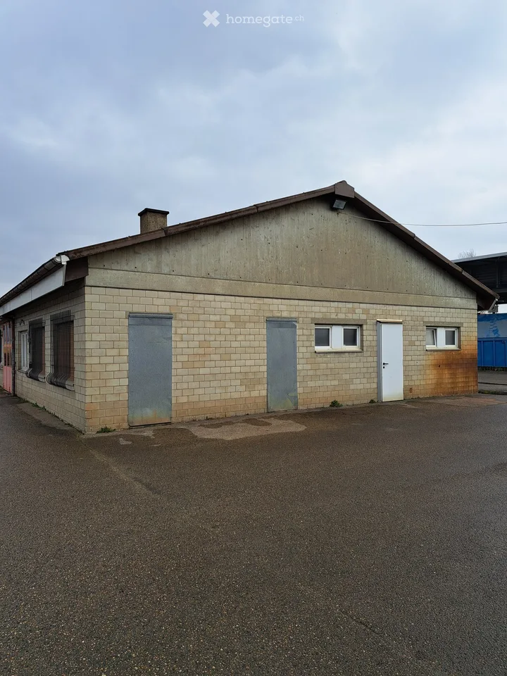 Spazio commerciale e laboratorio di 412 m² a Cornaux
