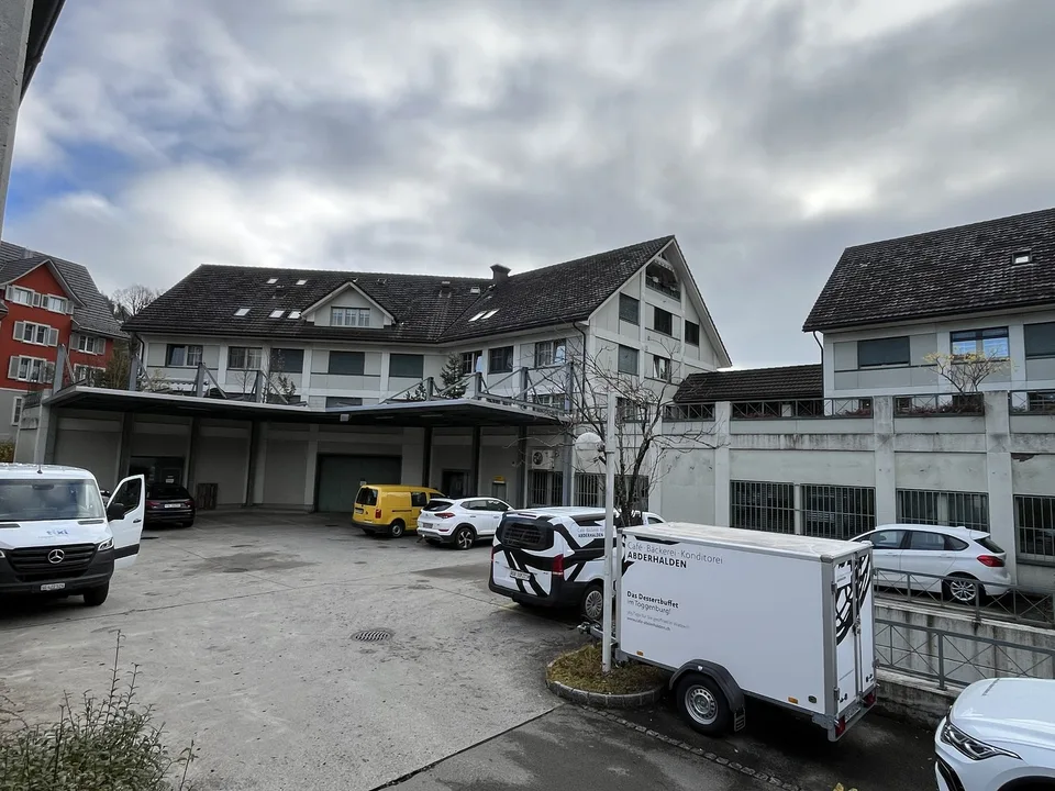 Gewerbeflächen (ehem. Postlokal) mit Parkplätzen