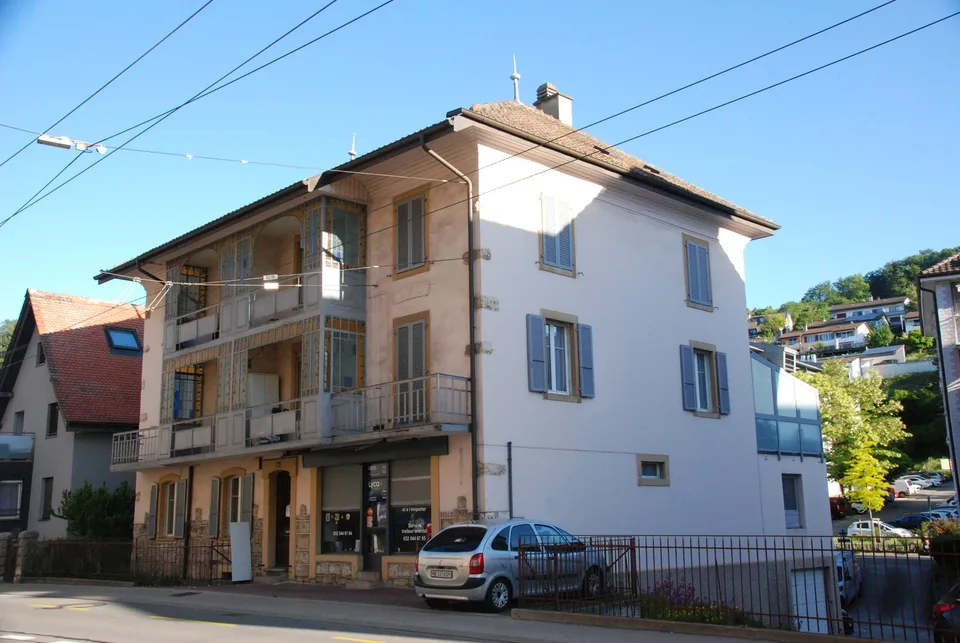 Mietshaus in Peseux mit 3 Wohnungen, Gewerberaum und Garagen